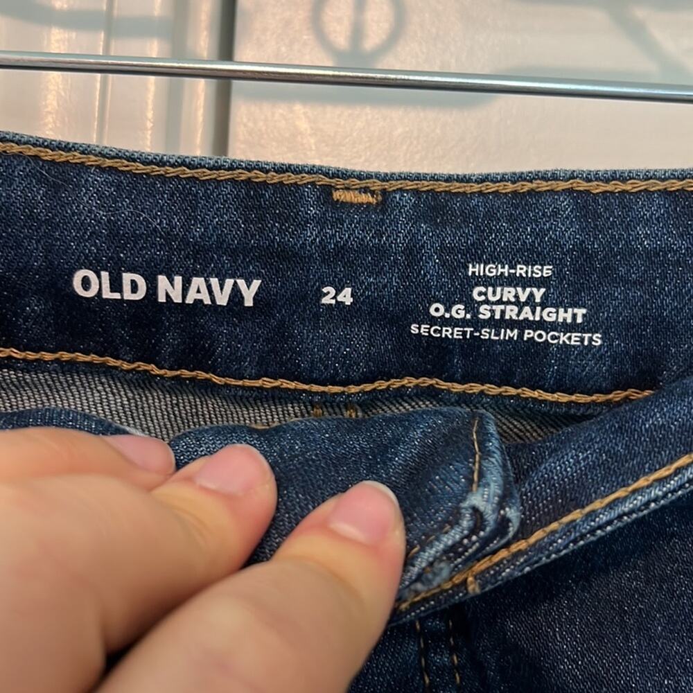 Old Navy Curvy High-Waisted Button-Fly OG Straight Cut-Off Ankle Jeans - Picture 8 of 16
